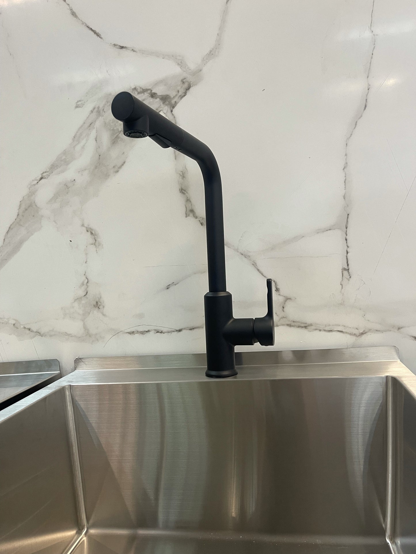 Sloane Single Hole Pull-Out Kitchen Faucet in Matte Black